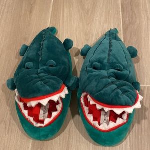 J CREW Crewcuts size K1 alligator home slippers Green.